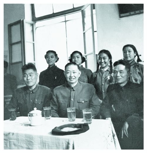 狮吼剧团与梅兰芳合影。前中为梅兰芳，前右为樊粹庭1905～1966