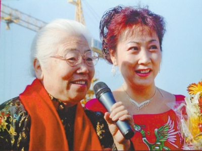 2003年冬,常如玉和母亲常香玉在北京奥运工地慰问河南农民工